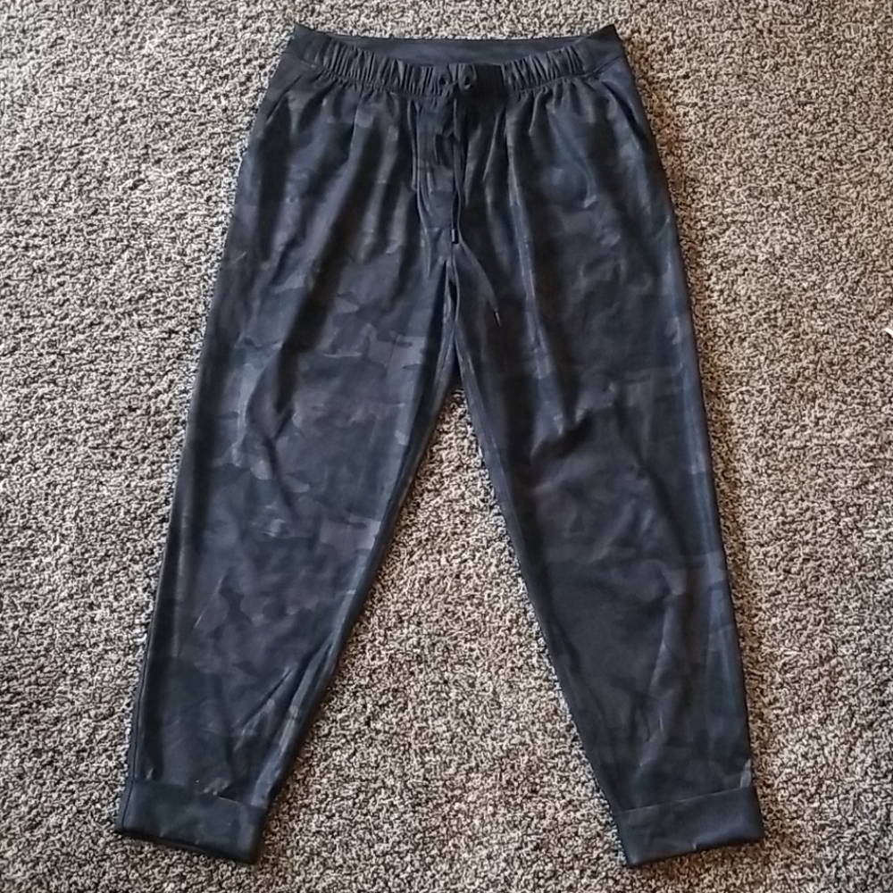 6 lululemon camo joggers - Picture 2 of 8